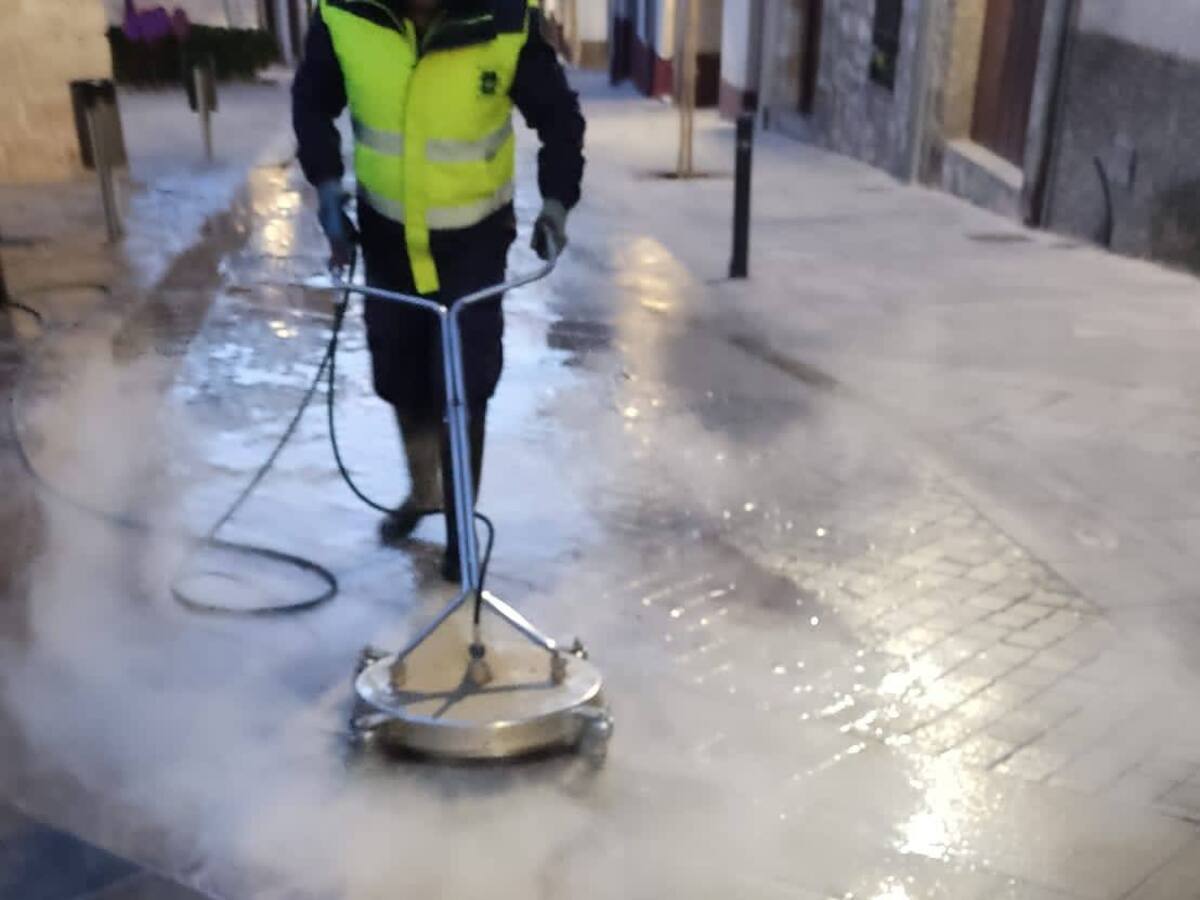 El Ayuntamiento de Úbeda procede a limpiar la cera derramada en Semana Santa