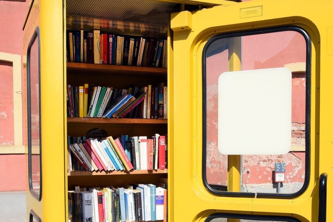 Ejemplo de una cabina telefónica rehabilitada para el intercambio de libros, en Alemania