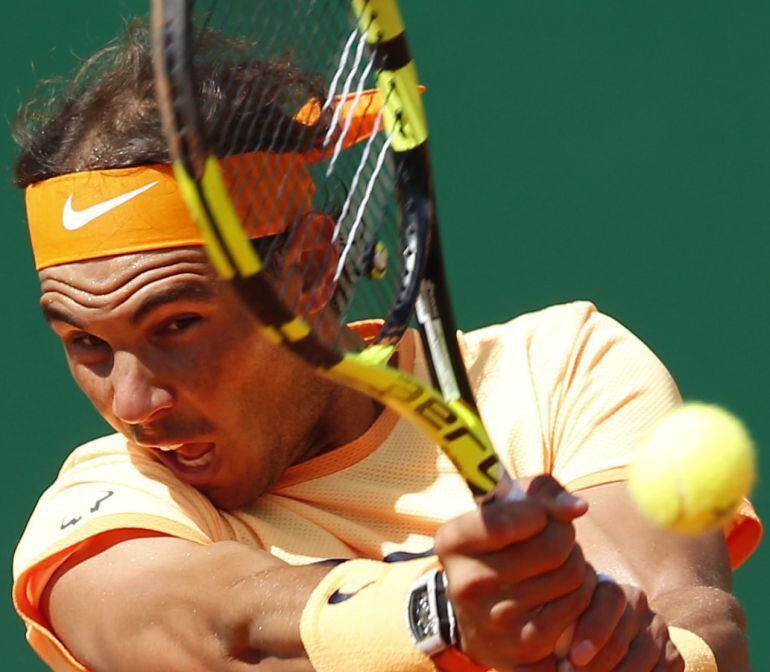 Rafa Nadal devuelve una pelota en su partido de la final del Godó ante Nishikori