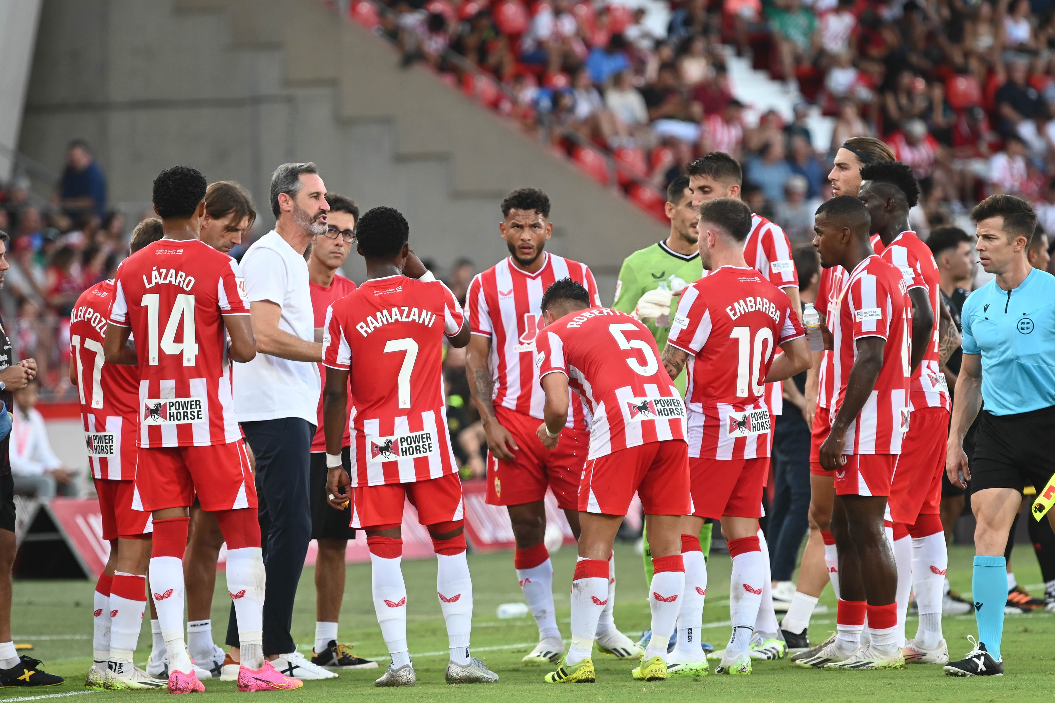 Vicente Moreno hablando con los futbolistas en una pausa de hidratación.