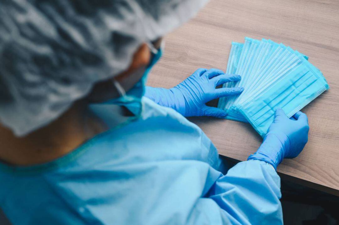 Profesional sanitario con mascarillas.