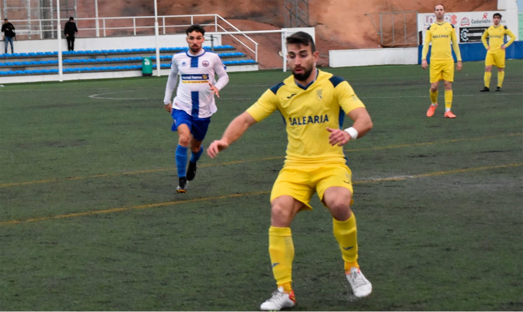 Pablo controlando el balón.