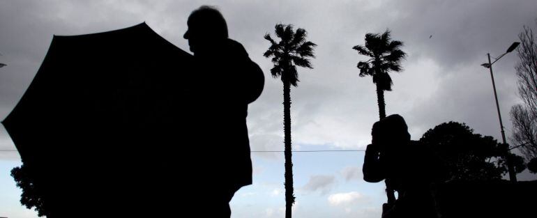 Dos personas caminando por el paseo marítimo de A Coruña
