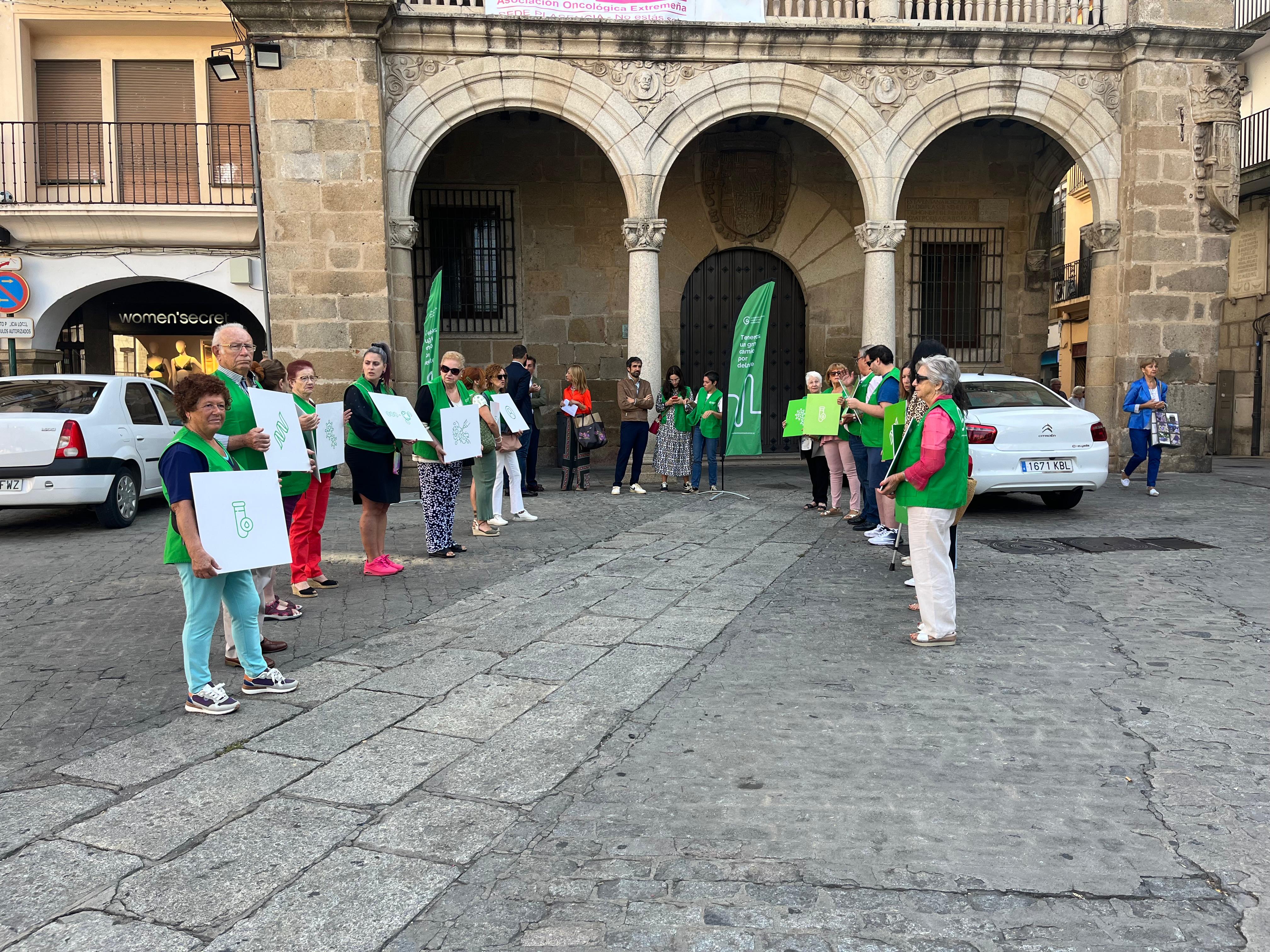 Un momento del acto celebrado esta mañana en la plaza Mayor de Plasencia para concienciar sobre la investigación del cáncer