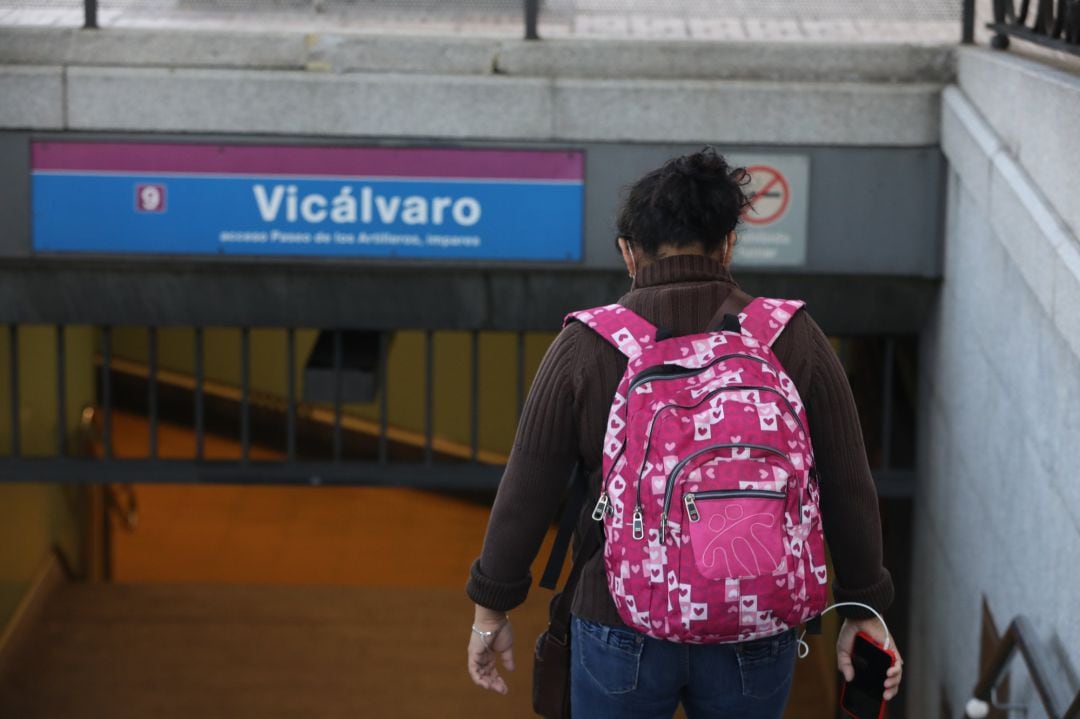 Una mujer entra al metro de Vicálvaro, Madrid (España), a 28 de septiembre de 2020. Vicálvaro.