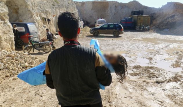 Un hombre traslada el cadáver de un niño tras el ataque químico sobre la ciudad de Khan Sheikhoun en la localidad siria rebelde de Idlib.