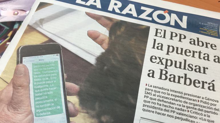 Portada de La Razón con la foto del SMS de la senadora Rita Barberá al vicesecretario de organización del PP Fernando Rodríguez Maíllo