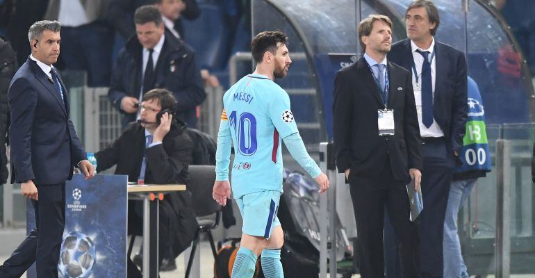 Messi, cabizbajo tras caer eliminado ante la Roma