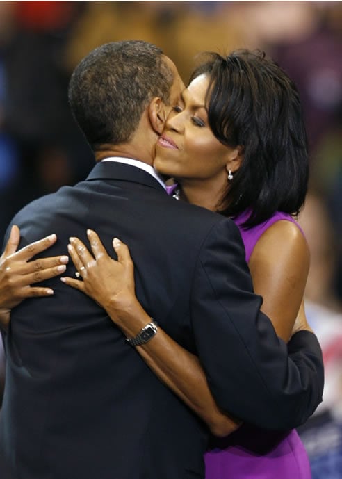 El candidato demócrata celebra su victoria con un abrazo a su mujer, Michelle.