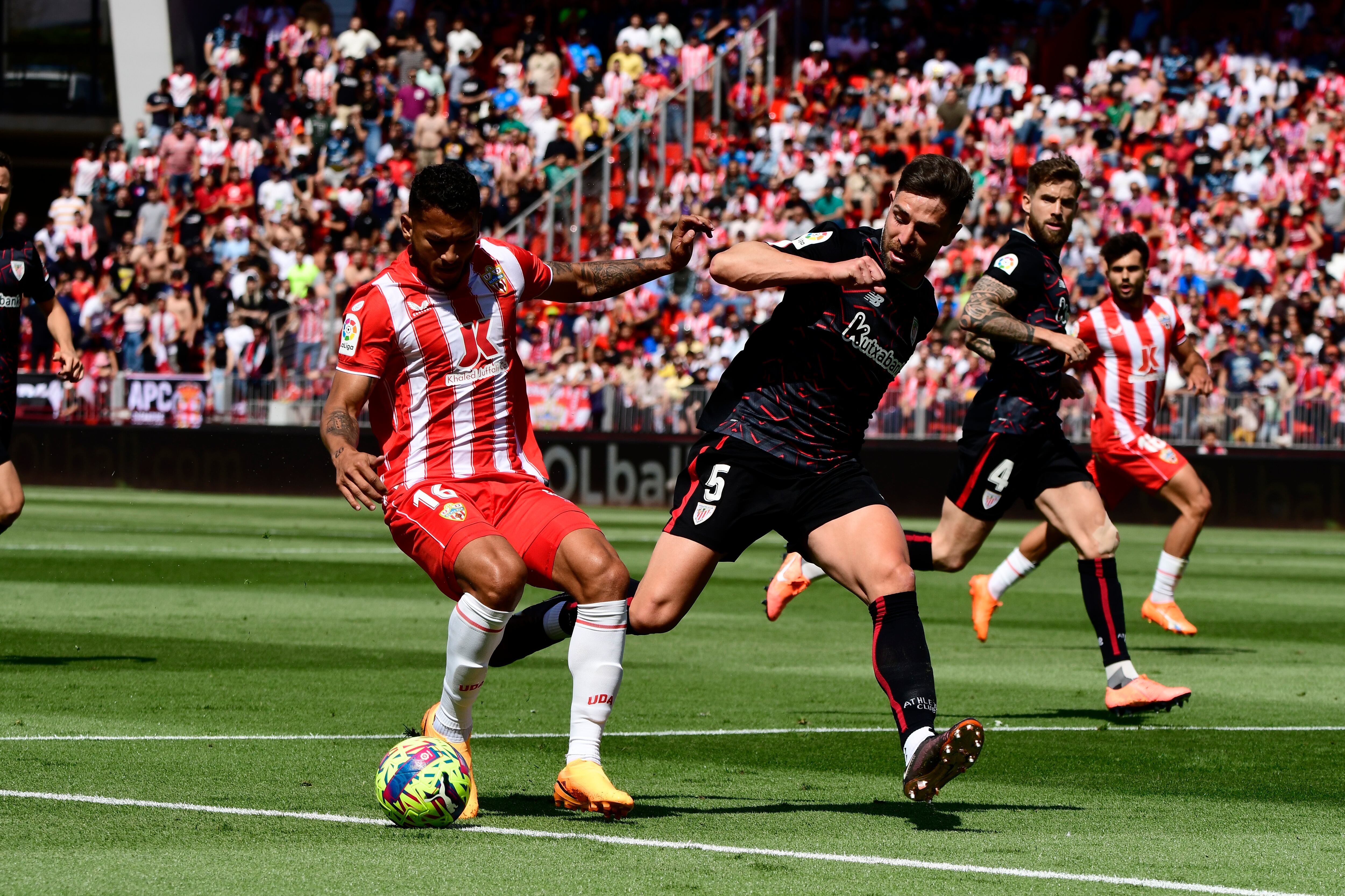 El delantero colombiano del Almeria, Luis Suárez (i), con el balón ante el defensa del Athletic Club, Yeray Álvarez, durante el encuentro correspondiente a la jornada 30 de primera división