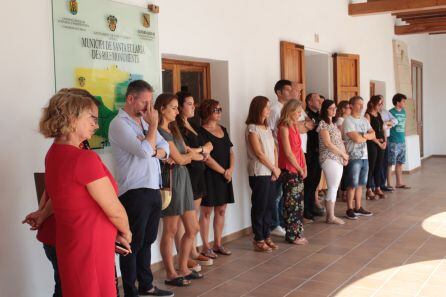 Imagen del minuto de silencio en el Ayuntamiento de Santa Eulària