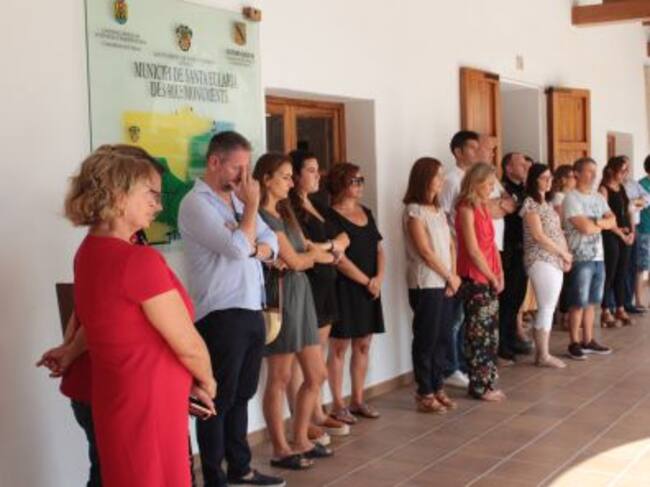 Imagen del minuto de silencio en el Ayuntamiento de Santa Eulària