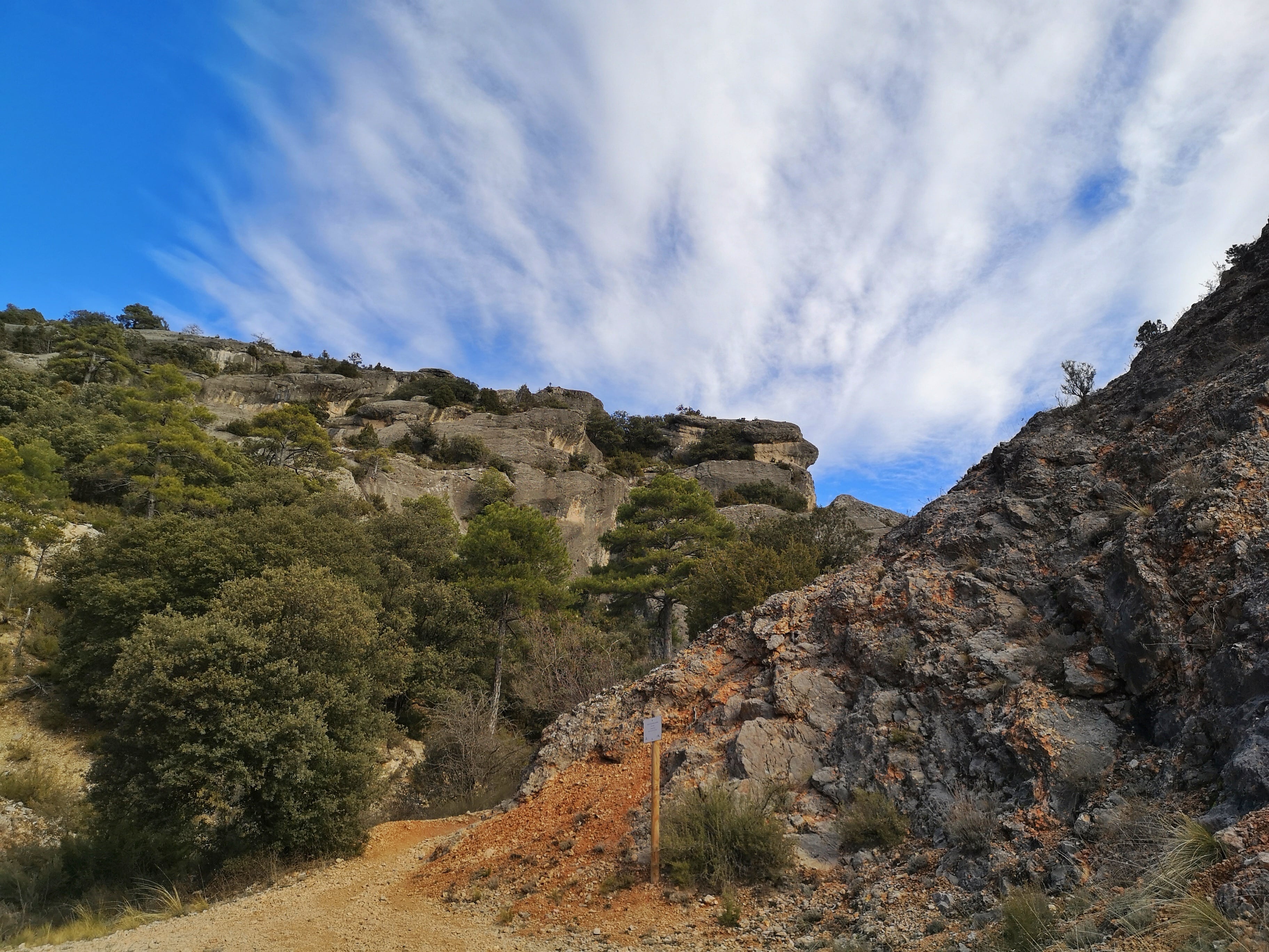 De camino a la ermita por la hoz de San Miguel.