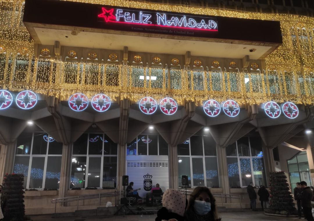 Fachada del Ayuntamiento en la Plaza Mayor, tras el encendido de las luces de Navidad