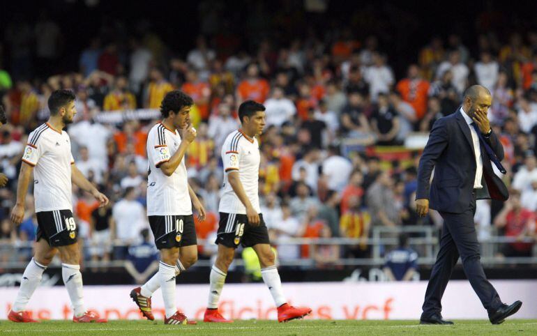 GRA509. VALENCIA, 17/05/2015.- El entrenador del Valencia, Nuno Espiritu Santo, abandona el terreno de juego seguido por sus jugadores tras el partido correspondiente a la jornada 37 de la Liga BBVA que han disputado esta tarde contra el Celta de Vigo en el estadio de Mestalla. EFE/Kai Försterling