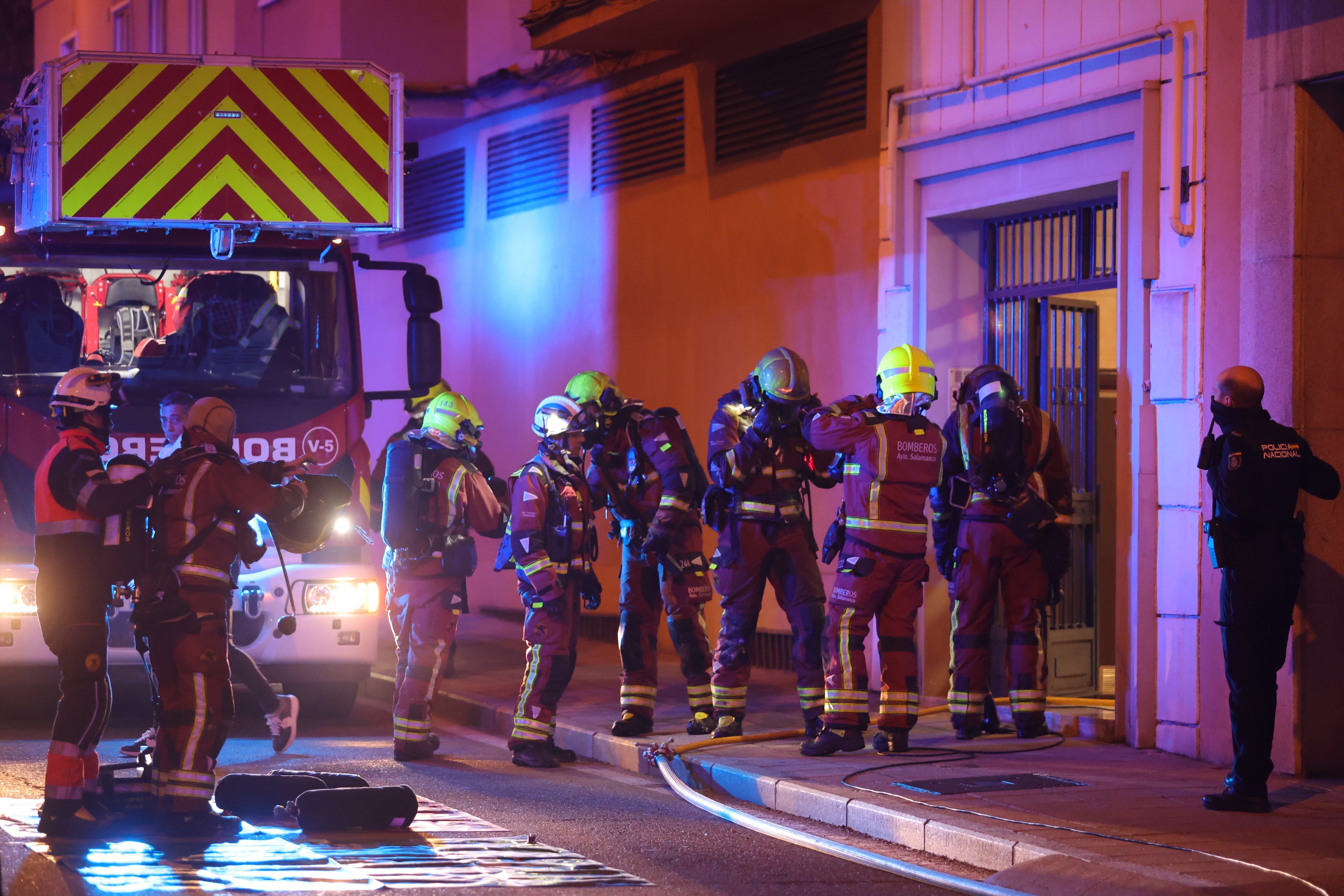 SALAMANCA, 16/02/2025.- Los Bomberos han desalojado un edificio de viviendas de la calle Regato del Anís, en Salamanca, por un incendio ocurrido este sábado por la noche debido a causas que aún se desconocen. Hasta el lugar de los hechos se han trasladado varias dotaciones de bomberos que han ido evacuando a los vecinos del inmueble, tal y como ha podido constatar EFE. EFE/JMGARCIA
