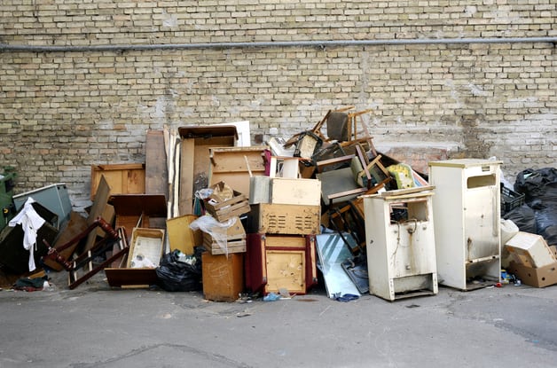 Muebles tirados a la basura
