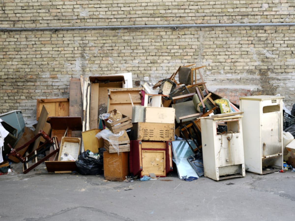Los malagueños tiraron a la basura casi 10.000 toneladas de muebles en un año y la retirada sigue aumentando