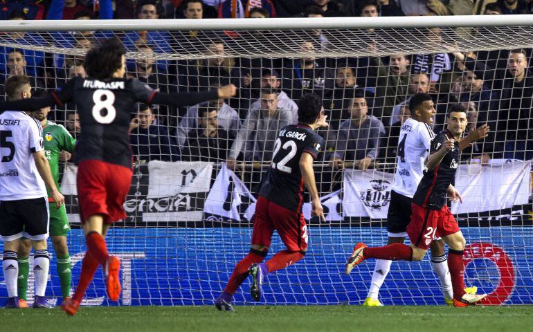 GRA451. VALENCIA, El delantero del Athletic Bilbao Aritz Aduriz (d) celebra el gol marcado ante el Valencia durante el partido de vuelta de octavos de final de la Liga Europa que disputan en el estadio Mestalla de Valencia. EFE, Miguel Ángel Polo