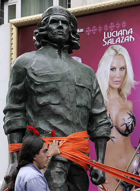 A punto de cumplirse el 80 aniversario de su nacimiento, una gigantesca estatua de bronce del guerrillero Ernesto Guevara, el &quot;Che&quot;, ha recorrido las calles de Buenos Aires como despedida simbólica de la ciudad antes de embarcarse para Rosario, tierra natal del revolucionario.