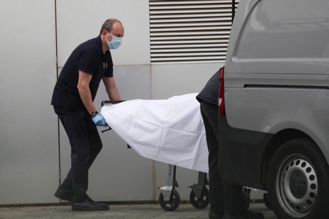 Miembros de los servicios funerarios recogen un cádaver del Hospital de Mataro este lunes cuando las cifras de la COVID siguen en aumento