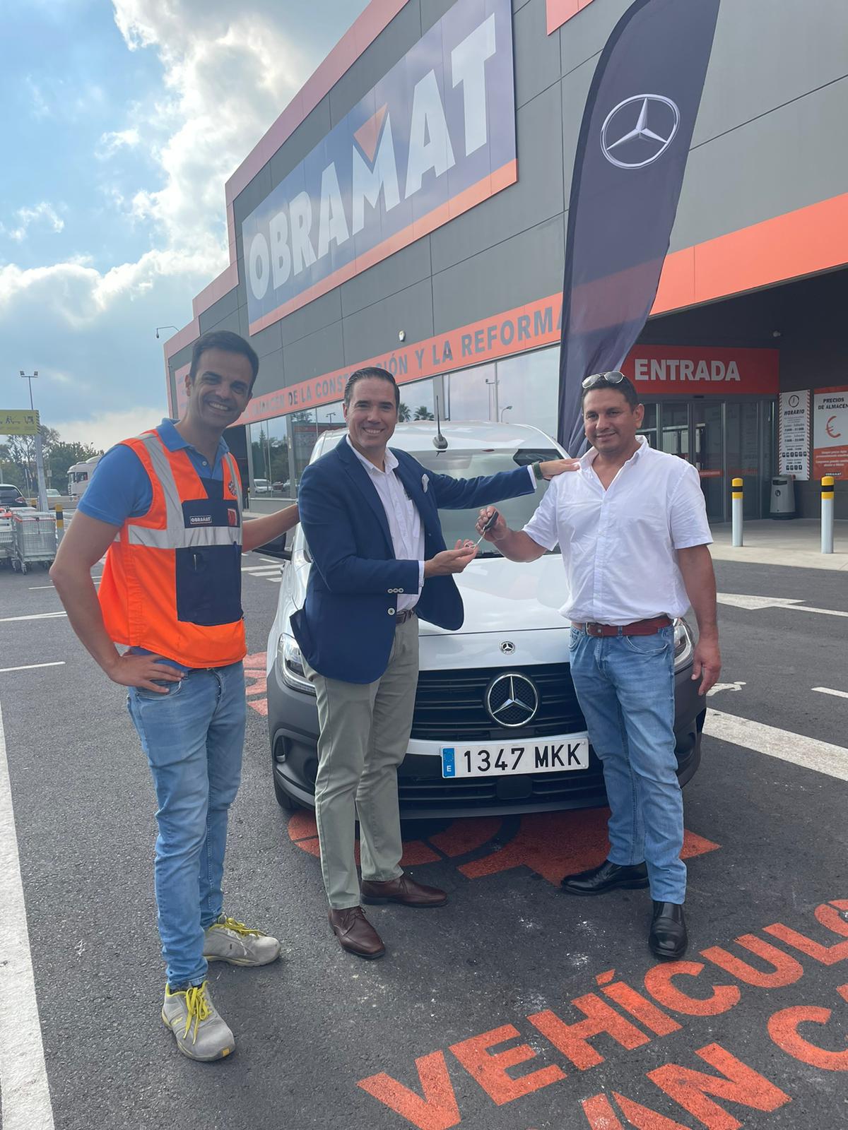 Entrega de una furgoneta Mercedes a un cliente de OBRAMAT Los Barrios.