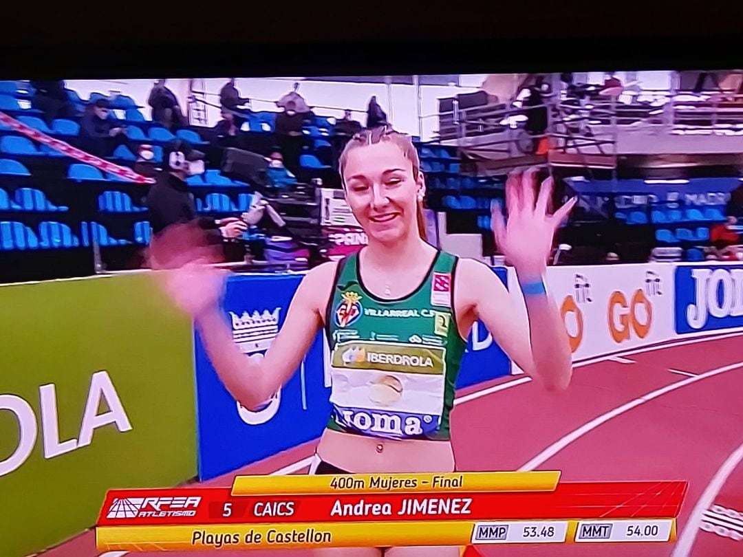 Andrea Jiménez, instantes antes de tomar la salida en los 400 m.l.