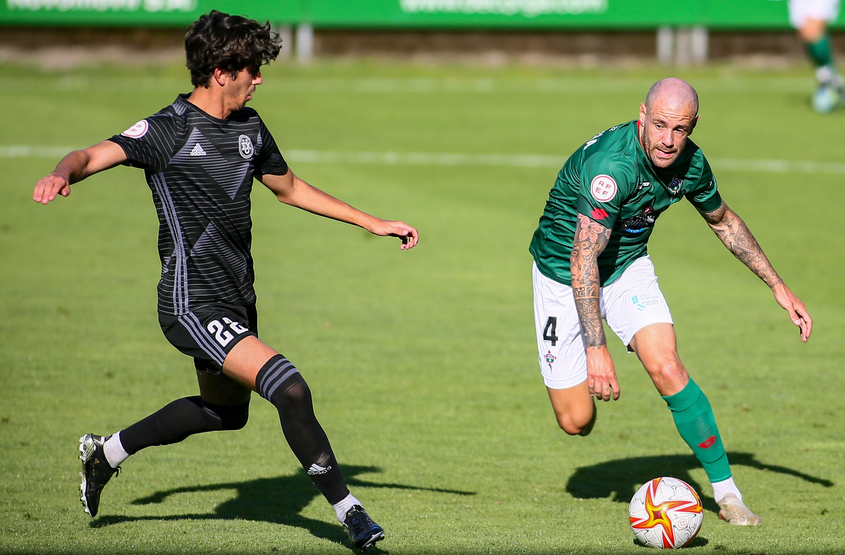 Jon García conduce el balón ante un rival en el Racing-Dux Internacional de Madrid en A Malata esta pasada temporada