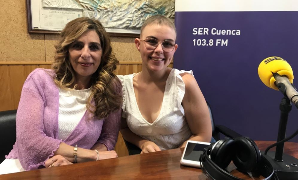 Paloma Torrecilla con su hija María Guaita en el estudio de SER Cuenca.