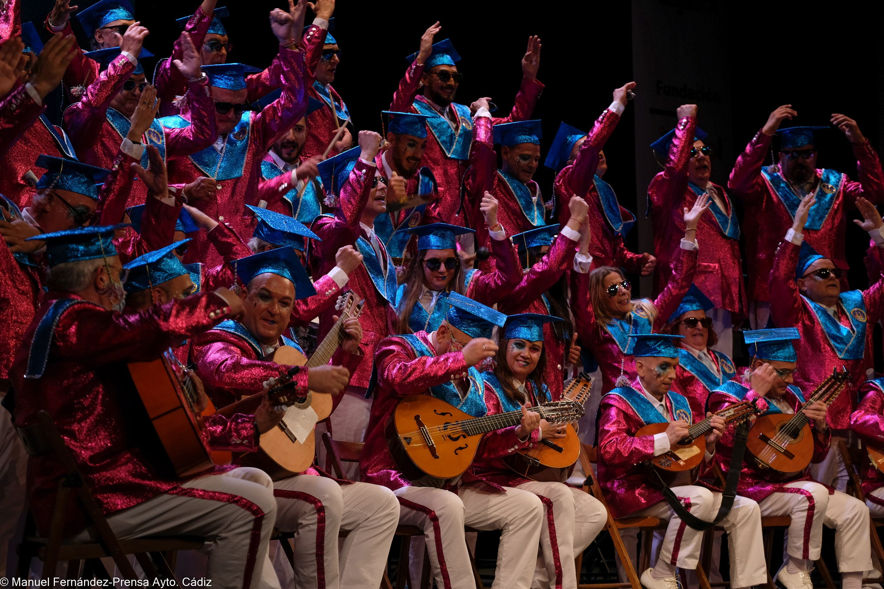 Coro Carrera Oficial en su actuación de preliminares