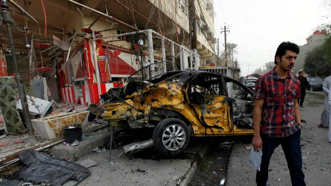 Imagen de un atentado con coche bomba fuera de una heladería el pasado sábado en el barrio de Al-Mashtal en Bagdad