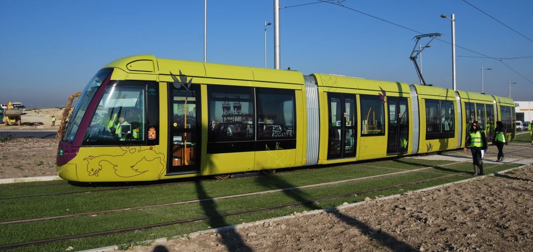 Un vagón del tranvía de Jaén durante la circulación en pruebas.