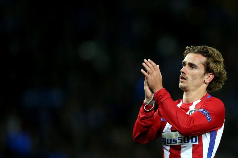 Griezmann aplaude al público tras un encuentro de Champions League