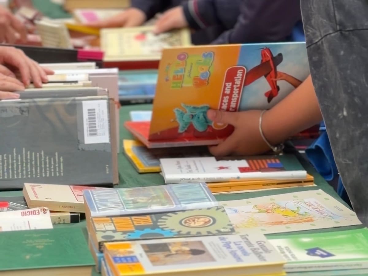Dénia convierte libros en solidaridad con la campaña “Un libro por un kilo”