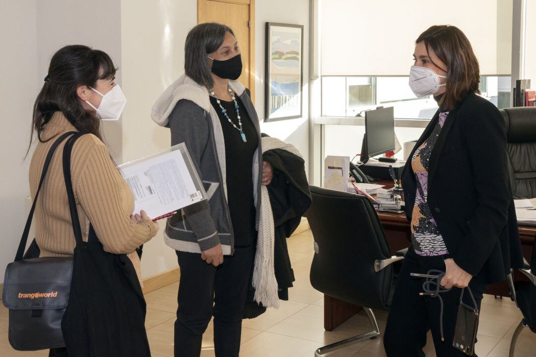 La consejera de Presidencia, Interior, Justicia y Acción Exterior, Paula Fernández, recibe a la presidenta de la Asociación Nacional contra el Despoblamiento, Lidia Díaz.