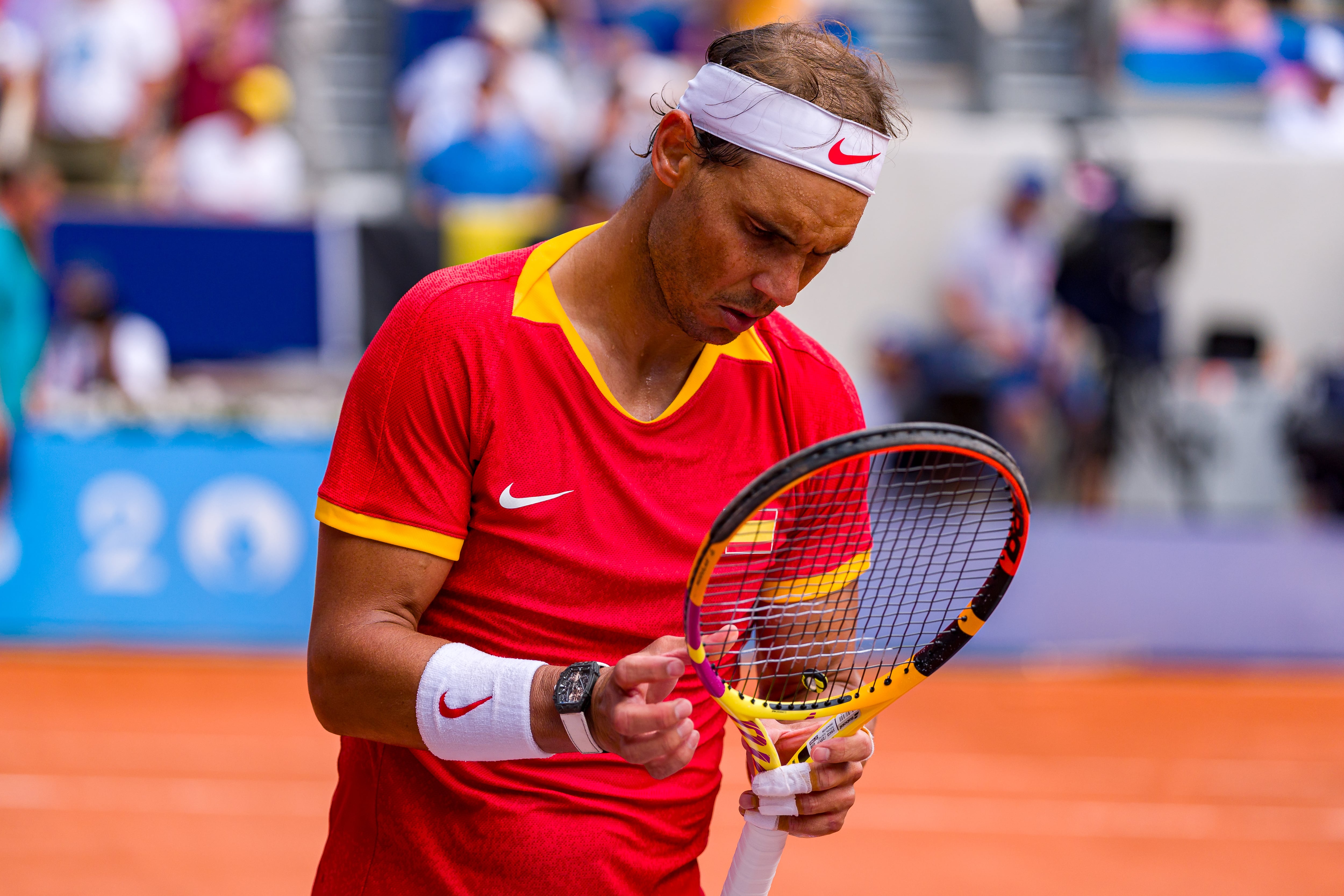 Rafa Nadal revisa su raqueta durante los JJOO de París