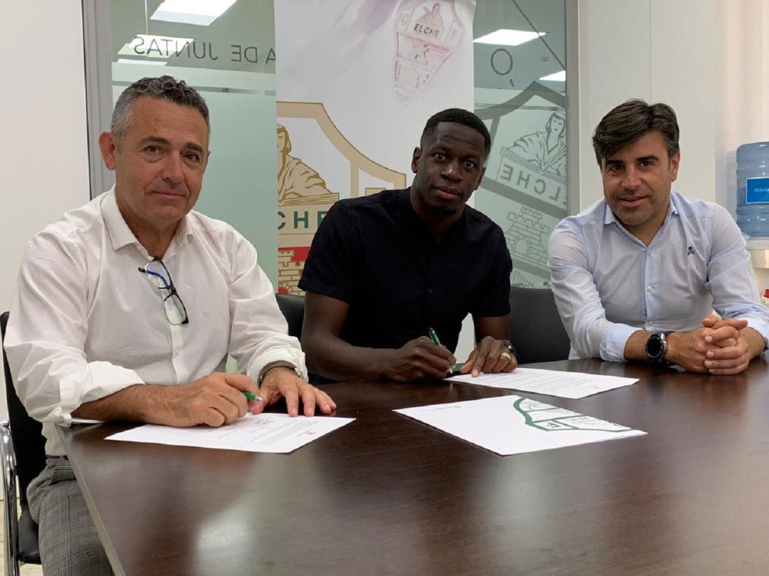 Omenuke Mfulu, en el centro, entre el presidente Diego García y el director deportivo Nico Rodríguez