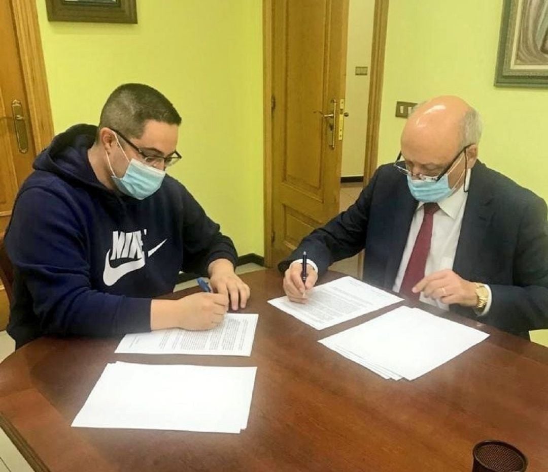 Diego Epifanio durante la firma de su renovación