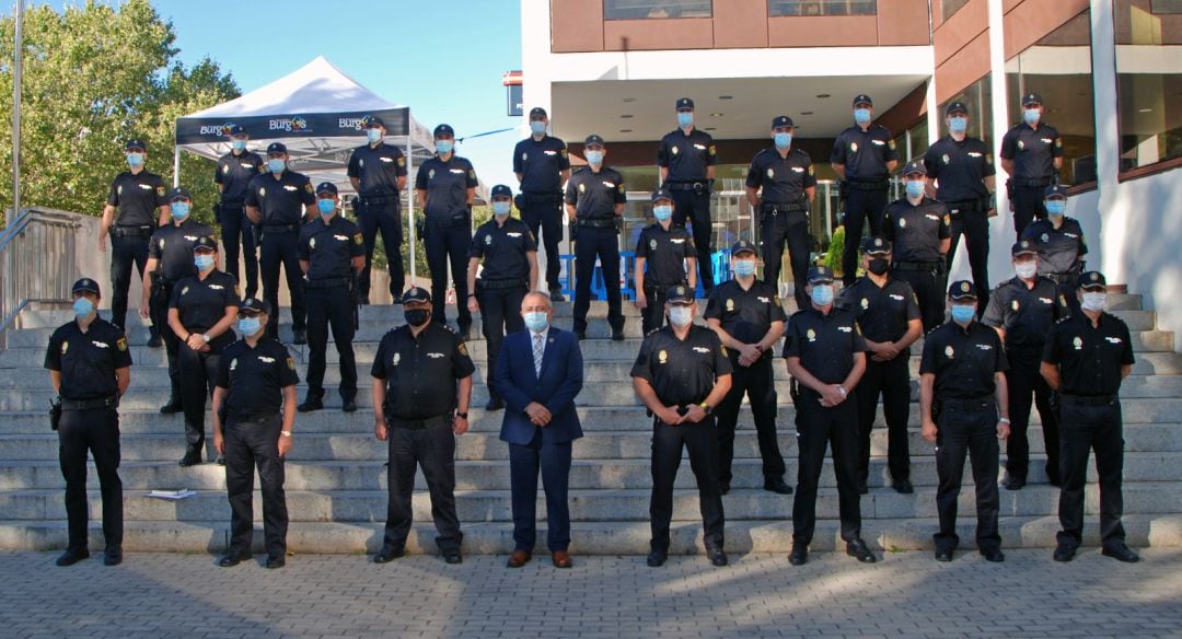 Los agentes en práctica posan en Burgos con el subdelegado, los mandos policiales y otros compañeros