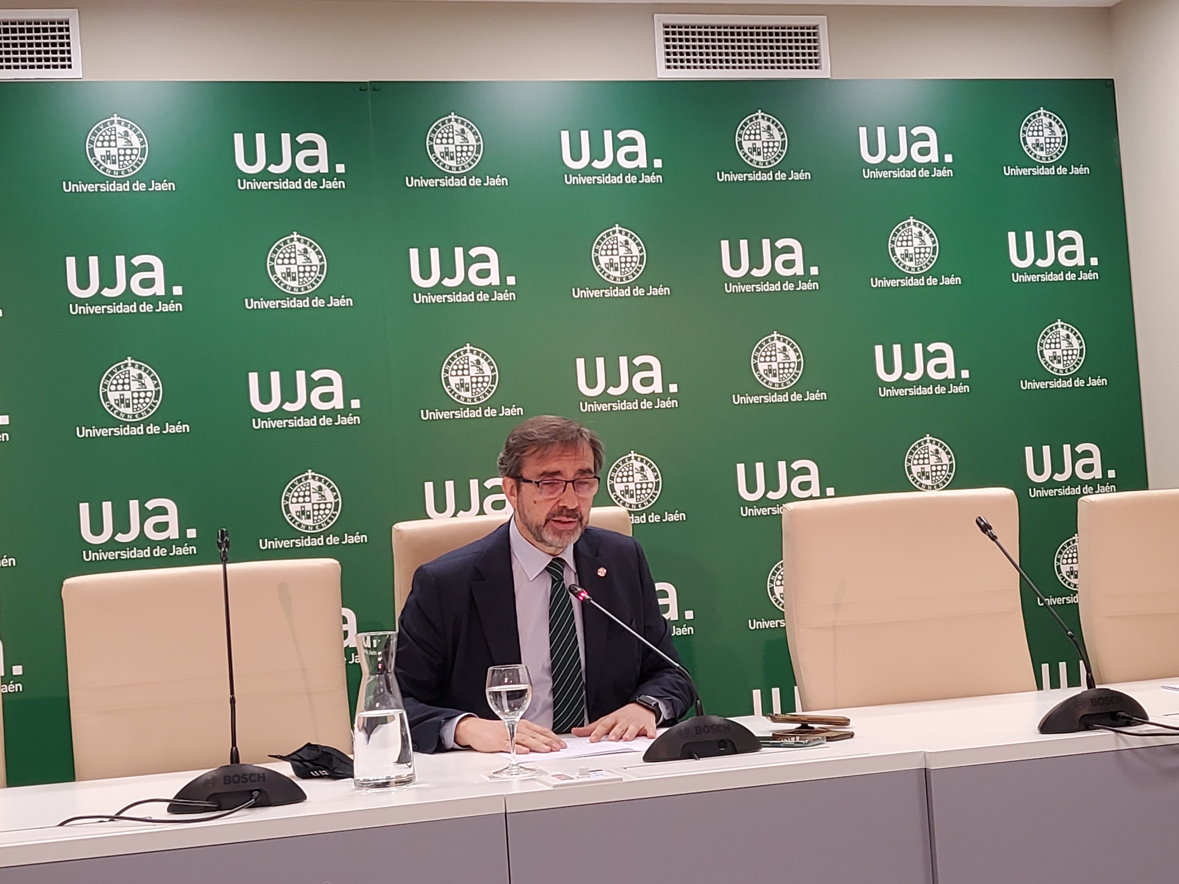 El rector de la UJA, Juan Gómez, en su comparecencia ante los medios de comunicación de este jueves.