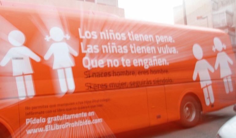 Autobús de la plataforma Hazte Oír con lemas rotulados como &quot;Los niños tienen pene&quot;, &quot;Las niñas tienen vulva&quot;, &quot;Que no te engañen&quot;, &quot;Si naces hombre, eres hombre&quot; o &quot;Si eres mujer, seguirás siéndolo&quot;.