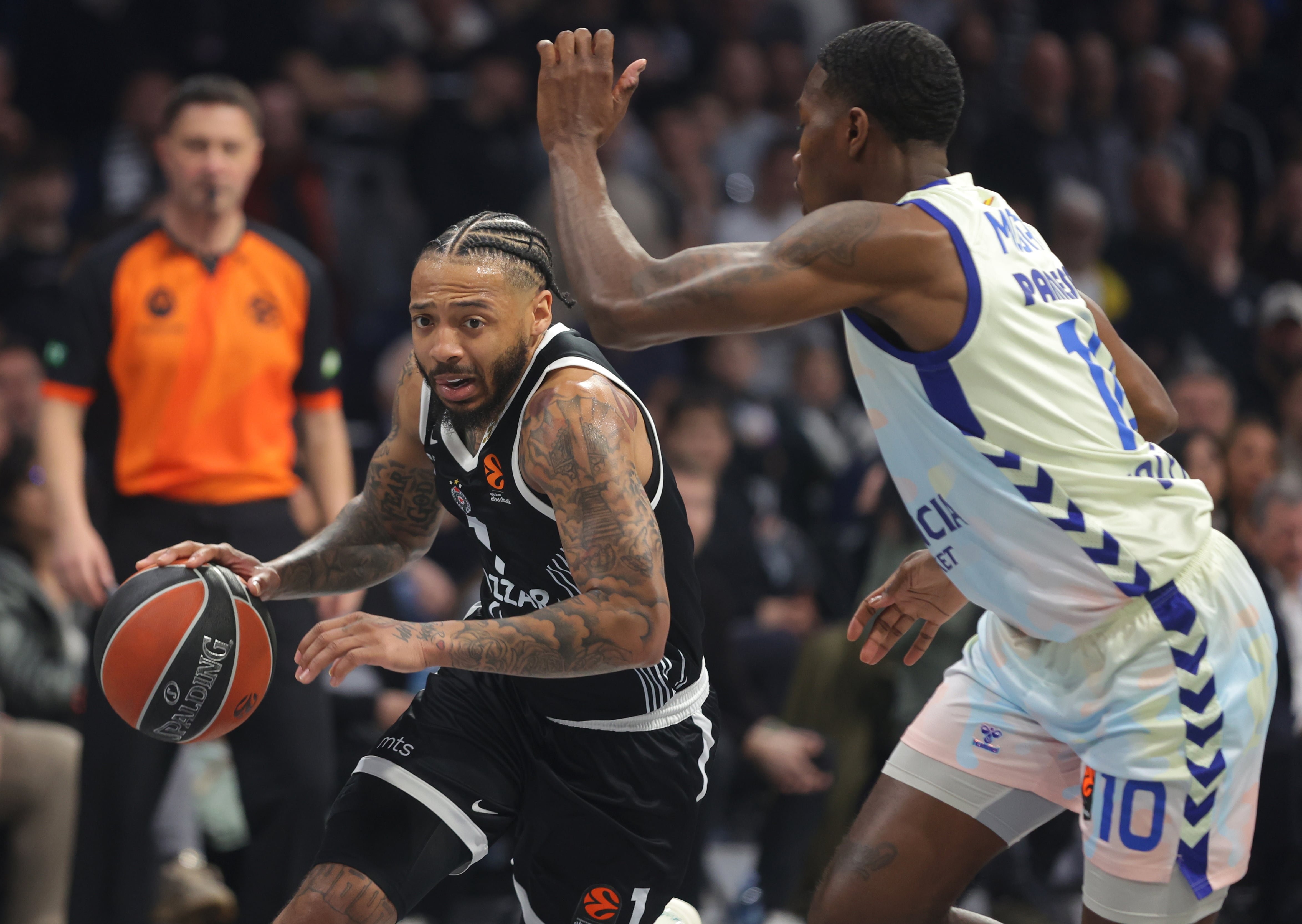 BELGRADE (Serbia), 27/03/2026.- Patizan's Carlik Jones and Velencia's Omari Moore in action during the Euroleague basketball match between Partizan Belgrade and Valencia Basket in Belgrade, Serbia, 27 March 2026. (Baloncesto, Euroliga, Belgrado) EFE/EPA/ANDREJ CUKIC