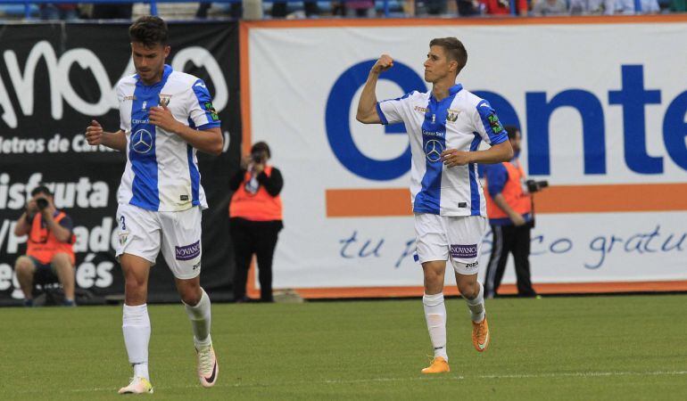 El centrocampista argentino del Leganés Alezander Szymanowski (d) celebra la consecución del gol del empate ante el Huesca.