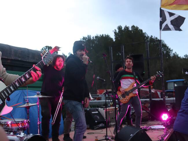 El cantant de l'orquestra Diversiones actua en un concert improvisat a l'AP-7 en la protesta de pagesos a Pontós