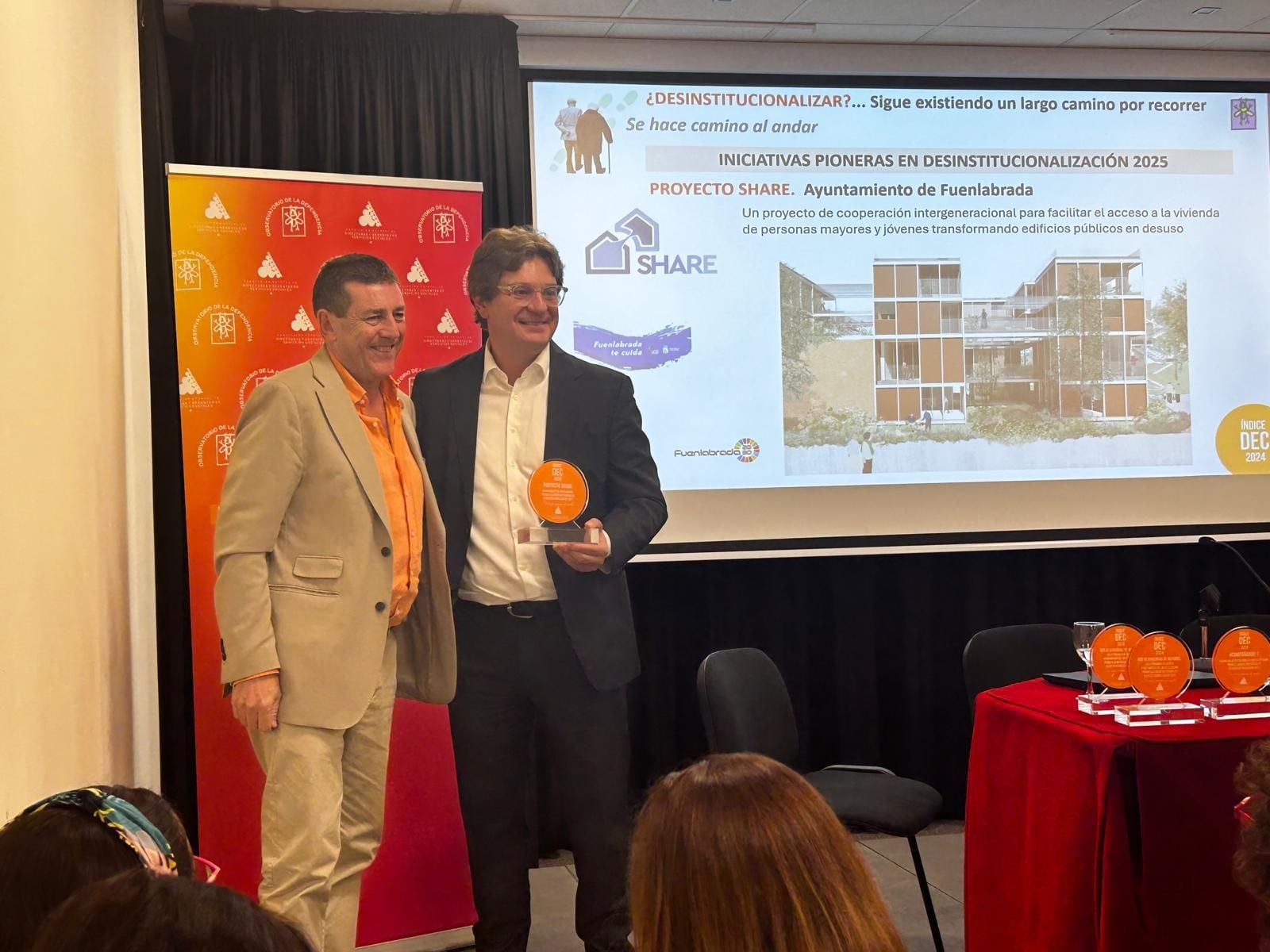 Javier Ayala (d), alcalde de Fuenlabrada, recogió este lunes el premio para el proyecto SHARE, entregado por José Manuel Rodríguez Navarro, presidente de la Asociación de Directoras y Gerentes de Servicios Sociales