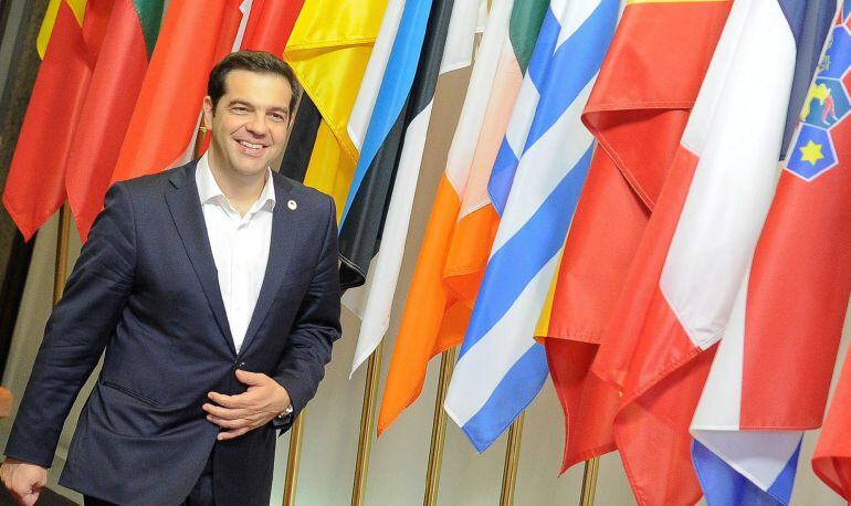 BRU30 - BRUSELAS (BÉLGICA), 7/7/2015.- El primer ministro griego, Alexis Tsipras, se retira hoy, martes 7 de julio de 2015, al terminar la cumbre de la Eurozona en Bruselas (Bélgica). El Gobierno griego afirmó hoy que presentará mañana propuestas para log