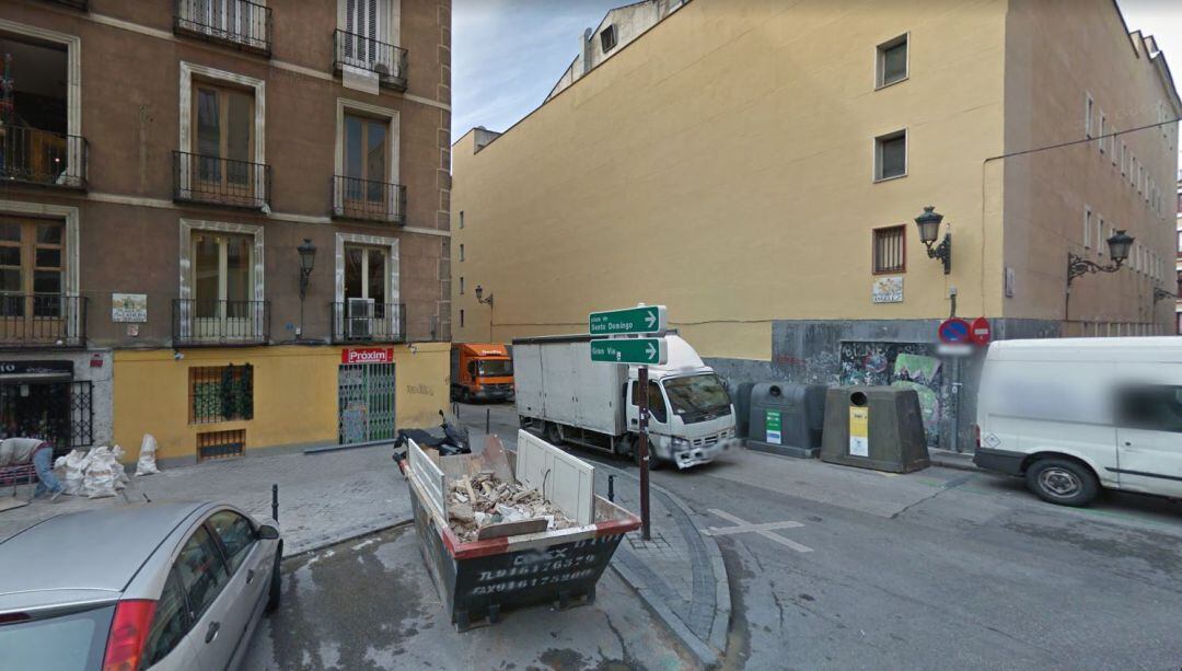 Contenedores en la calle Costanilla de los Ángeles de Madrid