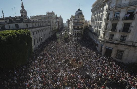 Miles de fieles se han concetrado hoy en el centro de Sevilla para ver procesionar la imagen del Jesús del Gran Poder con motivo del jubileo de hermandades y cofradias de Sevilla en el Año de la Misericordia.