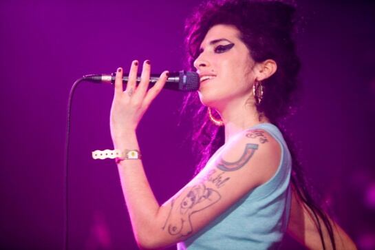 Winehouse durante un concierto en noviembre de 2006