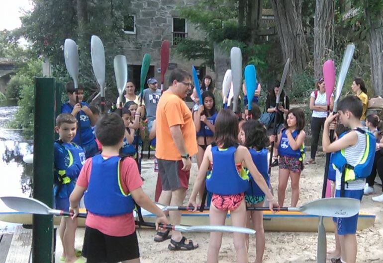 Récord de participación, en la escuela de verano de piragüismo del club Fluvial de Allariz.